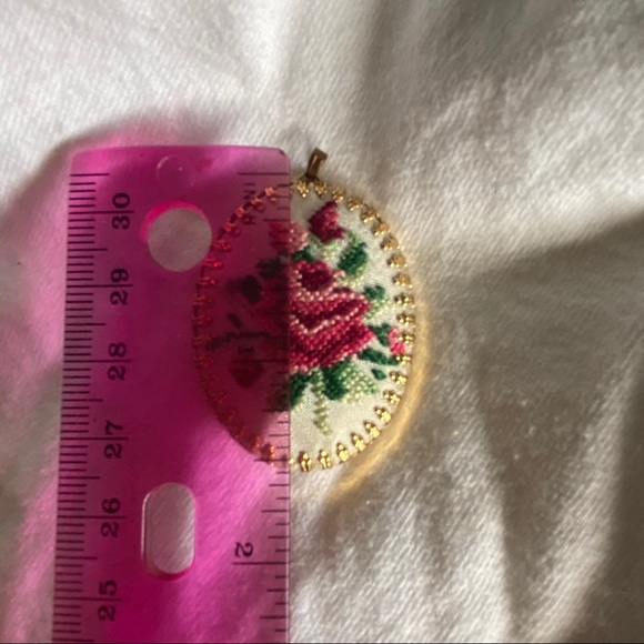 Embroidered pendant - Picture 3 of 5